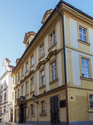 Husova 241/7