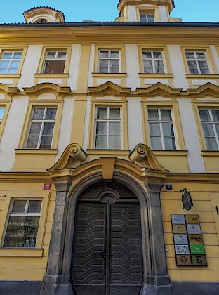 Husova 241/7